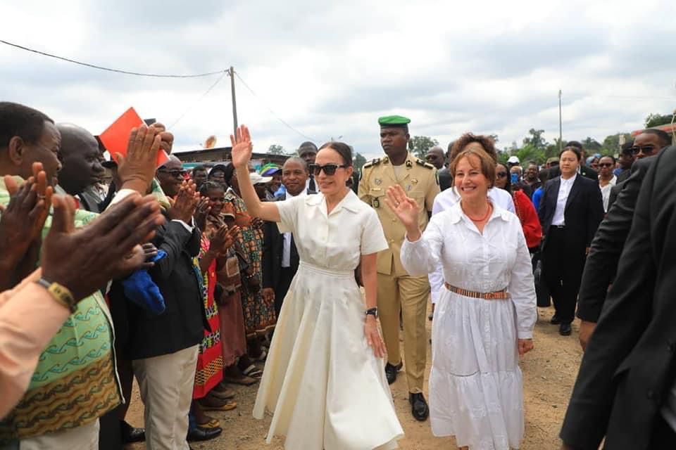 Au #Gabon l'argent des dictateurs donne la joie aux #democrates français. <a href="/RoyalSegolene/">Ségolène Royal</a> et <a href="/Sylviabongo/">Sylvia Bongo Ondimba</a> acclamées par des femmes privées d'eau potable, de soins élémentaires. <a href="/AFP/">AFP News Agency</a> <a href="/Reuters/">Reuters</a> <a href="/Elysee/">Élysée</a> <a href="/RFIAfrique/">RFI Afrique</a> <a href="/BobNguema/">NGUEMA BOB</a> <a href="/JLMelenchon/">Jean-Luc Mélenchon</a> <a href="/partisocialiste/">Parti socialiste</a>