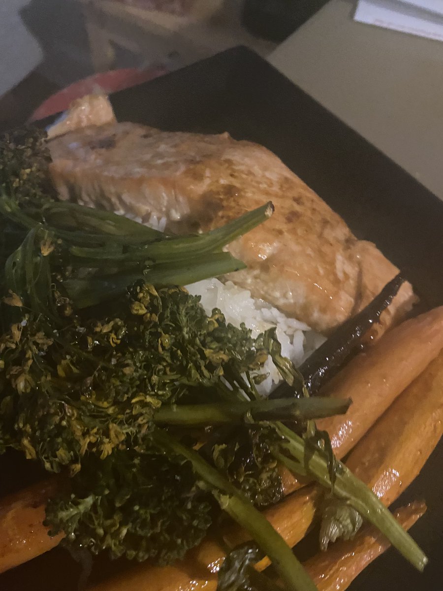 Roasted Heirloom Carrots, Garlic Jasmine Rice, Broccolini and Baked Citrus Salmon #Wednesdayvibe 
#dinner
#delicious