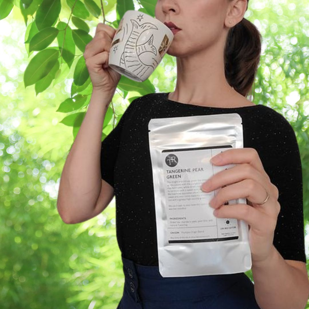 TRY THIS ONE ICED!! This bright and citrusy green tea cheers up the palate with the pungent tang of mandarin peel, while dried pear evens out its tartness with a sweet and juicy finish. We love how opposites attract with its sweet and sour notes expertly smoothed out with a grass