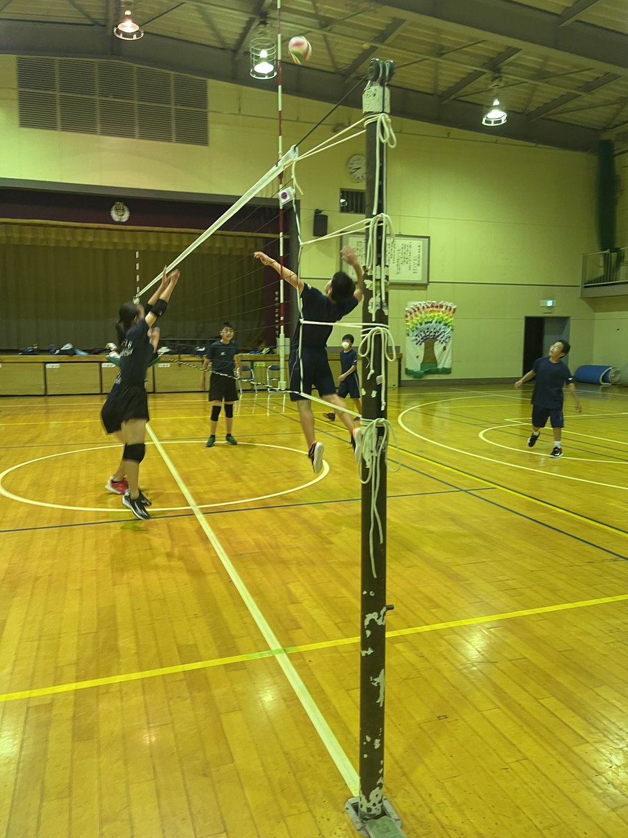 BallRealize's tweet photo. 最近恒例となっている女子6人vs男子4人のミニゲーム！！
#リアライズバレーボールクラブ　#中学生バレー　#部員募集中　#千葉県市原市 https://t.co/L0ckJnd0La