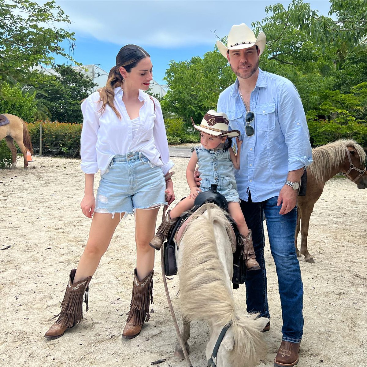 Univision's tweet photo. ¡Qué hermosa familia vaquera! 🤠🤩 @michelle_galvan y sus amores disfrutando una linda tarde en la granja. 🐴🐔🦆 https://t.co/1nR3MWHG0r