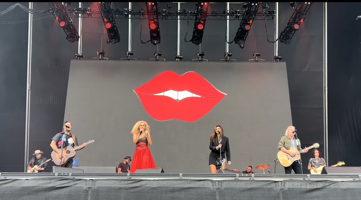 luliscot's tweet photo. @littlebigtown You all need to come back and do your own tour please 🙏🏻 https://t.co/K6joA4cgZH
