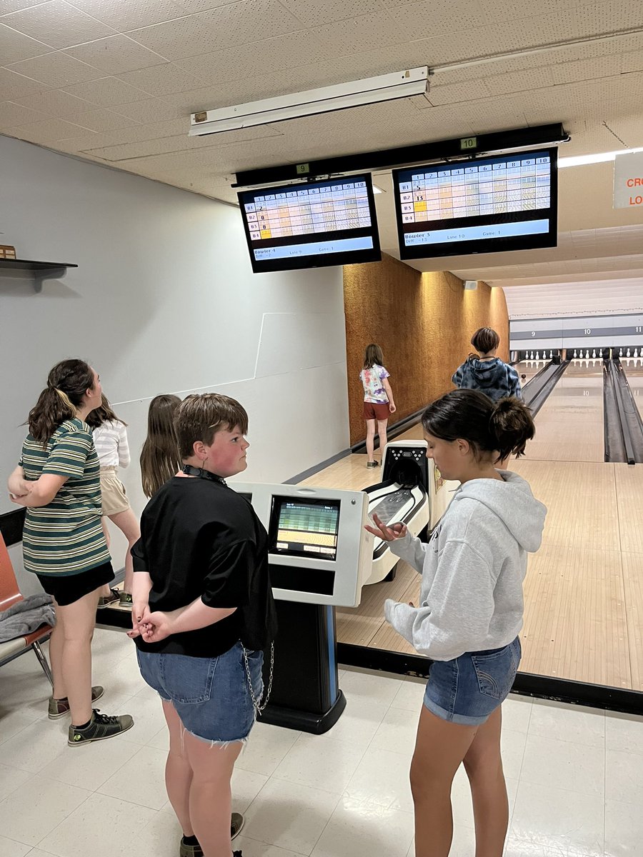 SuperbSixes's tweet photo. Finished off the day with some bowling 🎳. Thank you to the parents who joined us and had some fun bowling. We had a blast! #GordFord https://t.co/3EXb3GBjAq