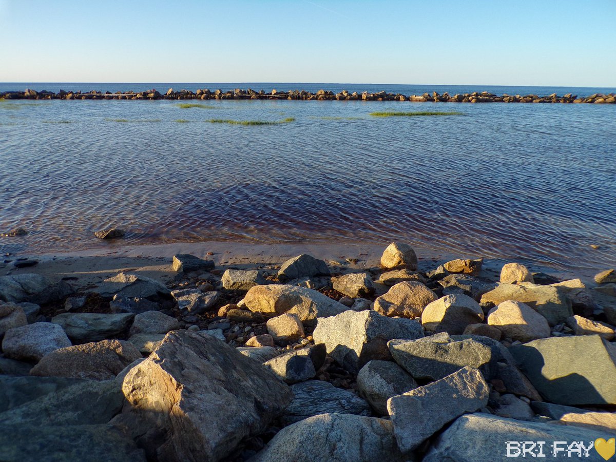 bri_fay4's tweet photo. #beach #rocks https://t.co/LqJXAIrY1m