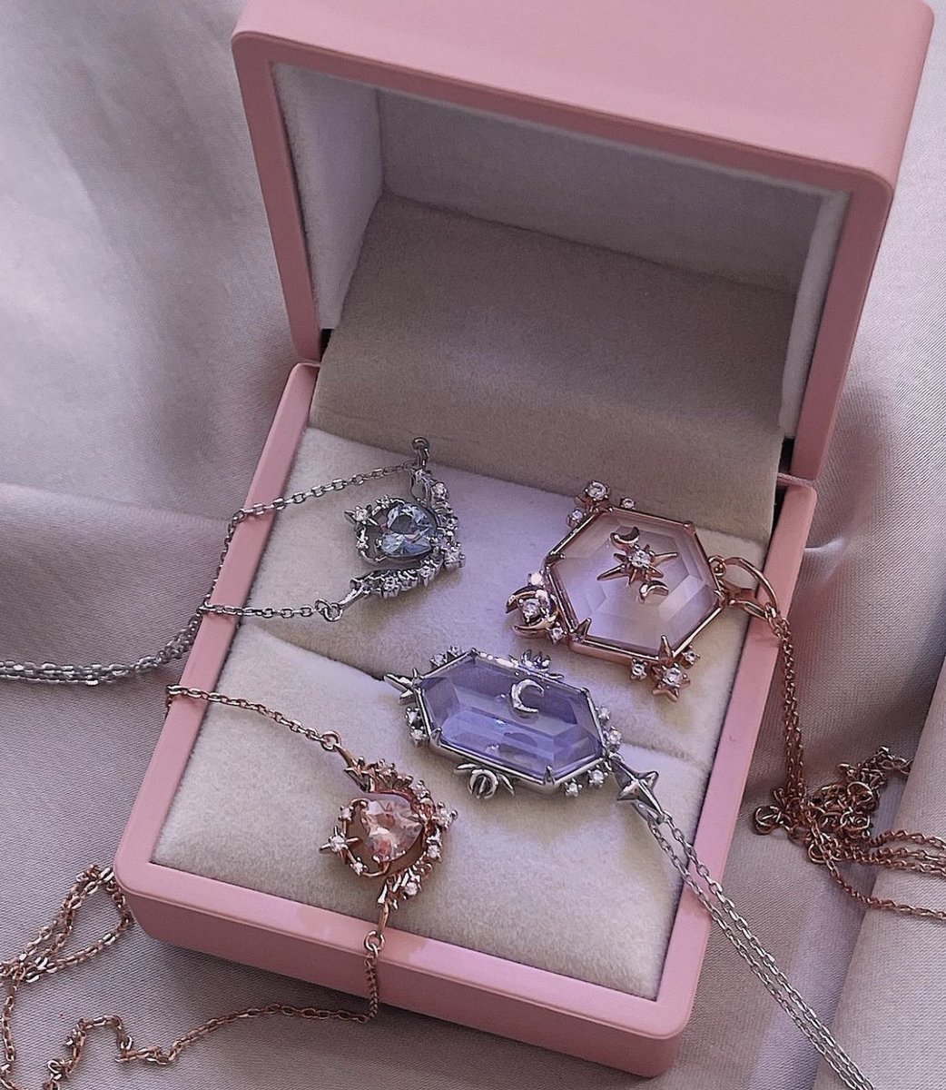 bisoulovely's tweet photo. she a 10 but she addicted to jewelry https://t.co/CSgZ8zjRCU