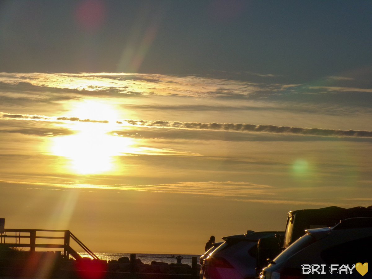 bri_fay4's tweet photo. #beachlife #sunsets #fishingislife https://t.co/5VnslbzO5m