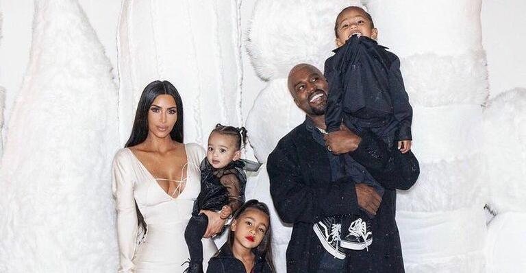 RapMais's tweet image. Kim Kardashian diz que Kanye West é o 'melhor pai' que seus filhos poderiam ter - portalrapmais.com/kim-kardashian…