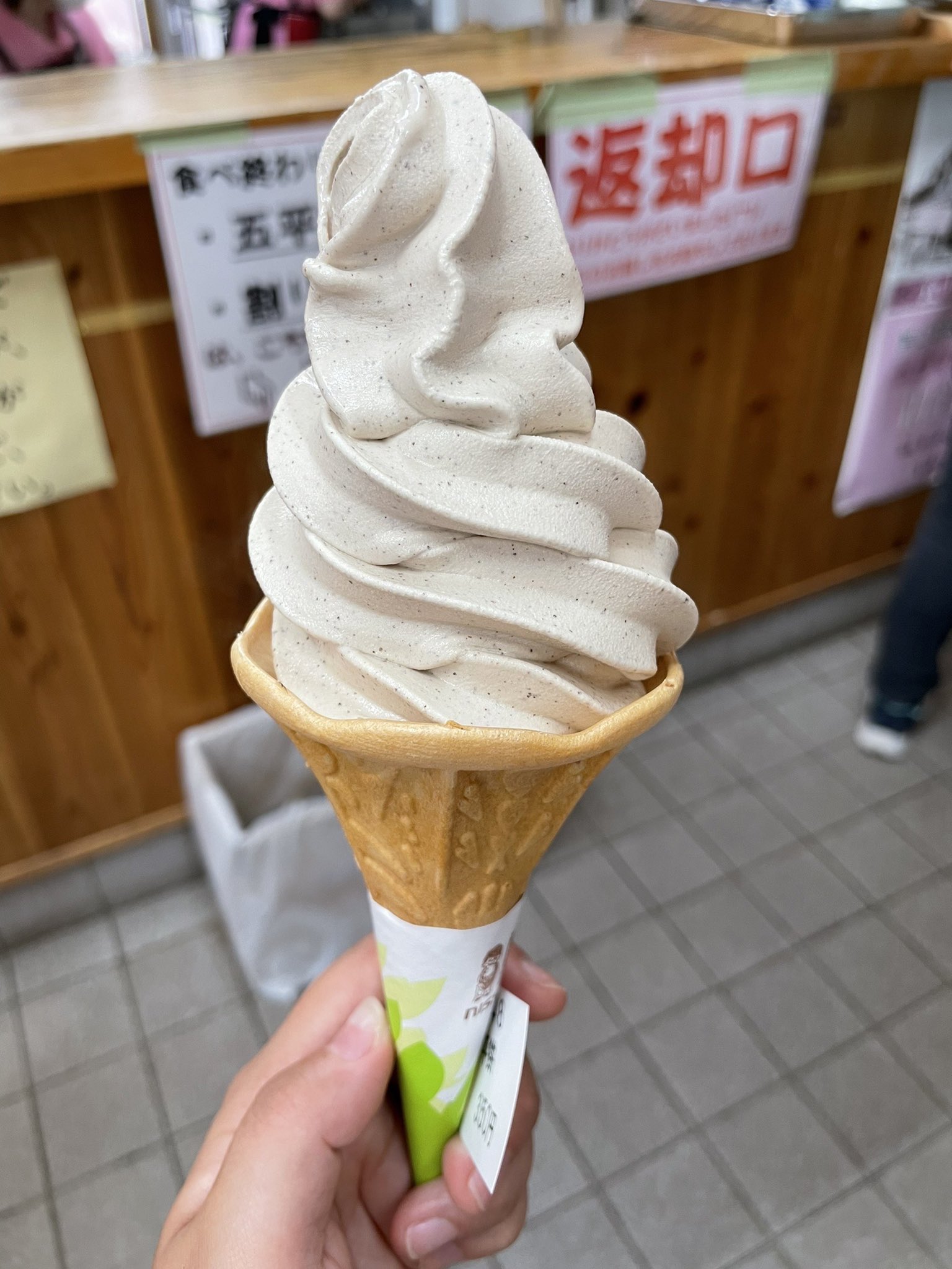 愛知県立農業大学校 Aichinoudai エゴマソフトもいただきました V ブルーベリーのこみちでは 園に併設されているケーキ屋さんの中で ブルーベリーの生果 ジャムののったアイスクリームを頂きながら お話を聞きました 続く T Co