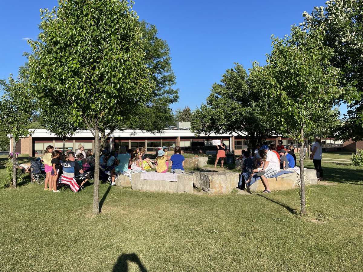 d61reyes's tweet photo. Perfect night for Books on Blankets at Lace tonight! Thanks to @D61Becker @d61blessman and Ms. Dunne for reading tonight! #lacereadstogether @D61Lace https://t.co/FqUW5rU8ua