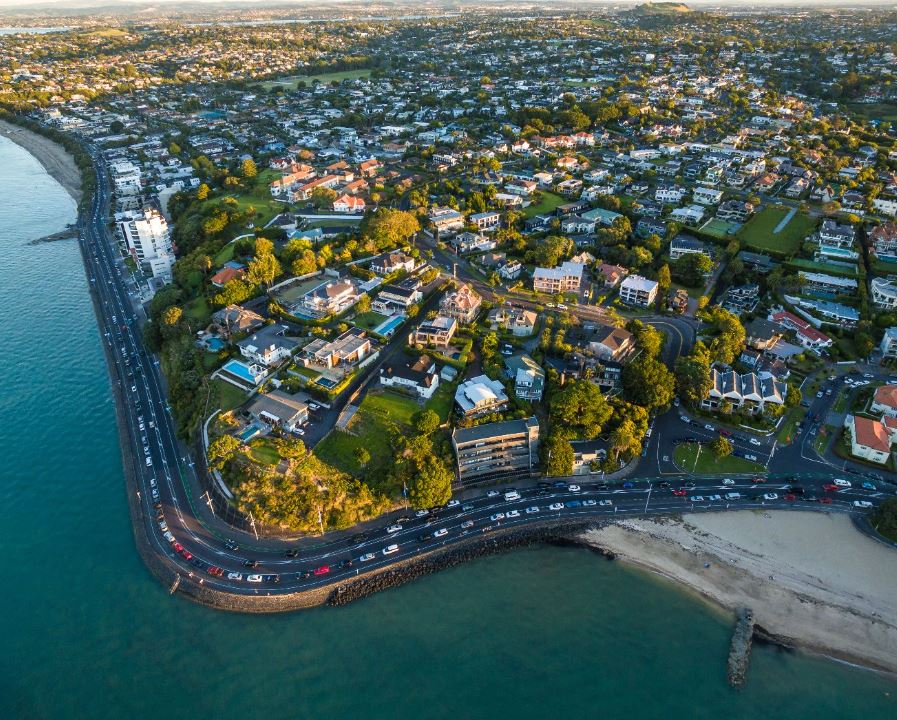 Cotality_NZ's tweet photo. In the past three months values for 323 NZ suburbs have dropped by at least -1% and 11 suburbs have recorded declines of -5% or more. You'll find them in our updated Mapping the Market tool. https://t.co/qbsgc0QBjC
#nzrealestate #pricefalls https://t.co/3eo0VxJrCs