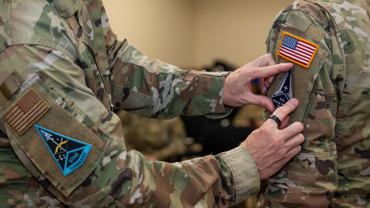 USSF_STARCOM's tweet photo. 1/2: During our first ever Guardian Recognition Ceremony, Guardians received their first @SpaceForceDoD patch--placed on their left shoulders by STARCOM Commander Maj. Gen. Shawn Bratton & Senior Enlisted Leader CMSgt. James Seballes. #GuardianGraduation #SemperSupra https://t.co/gztot0ROsX