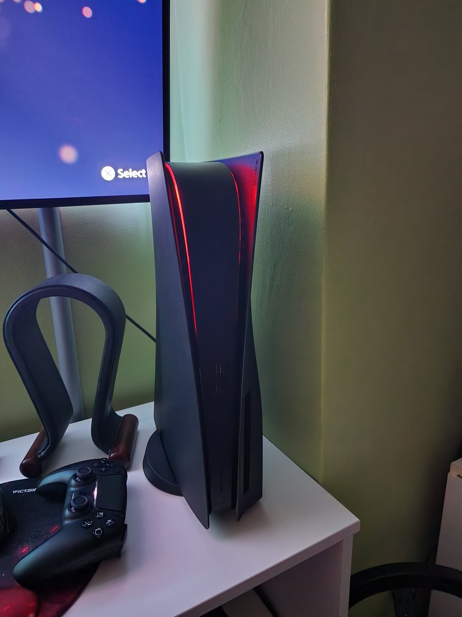 Brev2034's tweet photo. Finally got it how I wanted it thanks to @ToastyStickers #toastystickers #PlayStation5 #ps5 https://t.co/VTnL3IYRHa