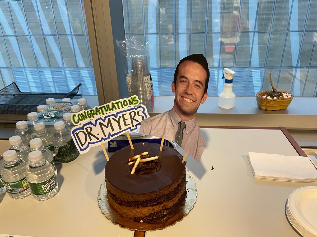 landau_lab's tweet photo. Huge congrats to Dr. (!) @RobertMMyers for a beautiful defense and for his incredible ingenuity and tenacity to make the impossible possible 🍾🙌 https://t.co/gUdV1ElEuK