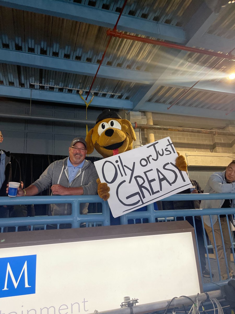 The Sea Dogs' mascot Fleaburn is chirping HARD tonight.

#MemorialCup