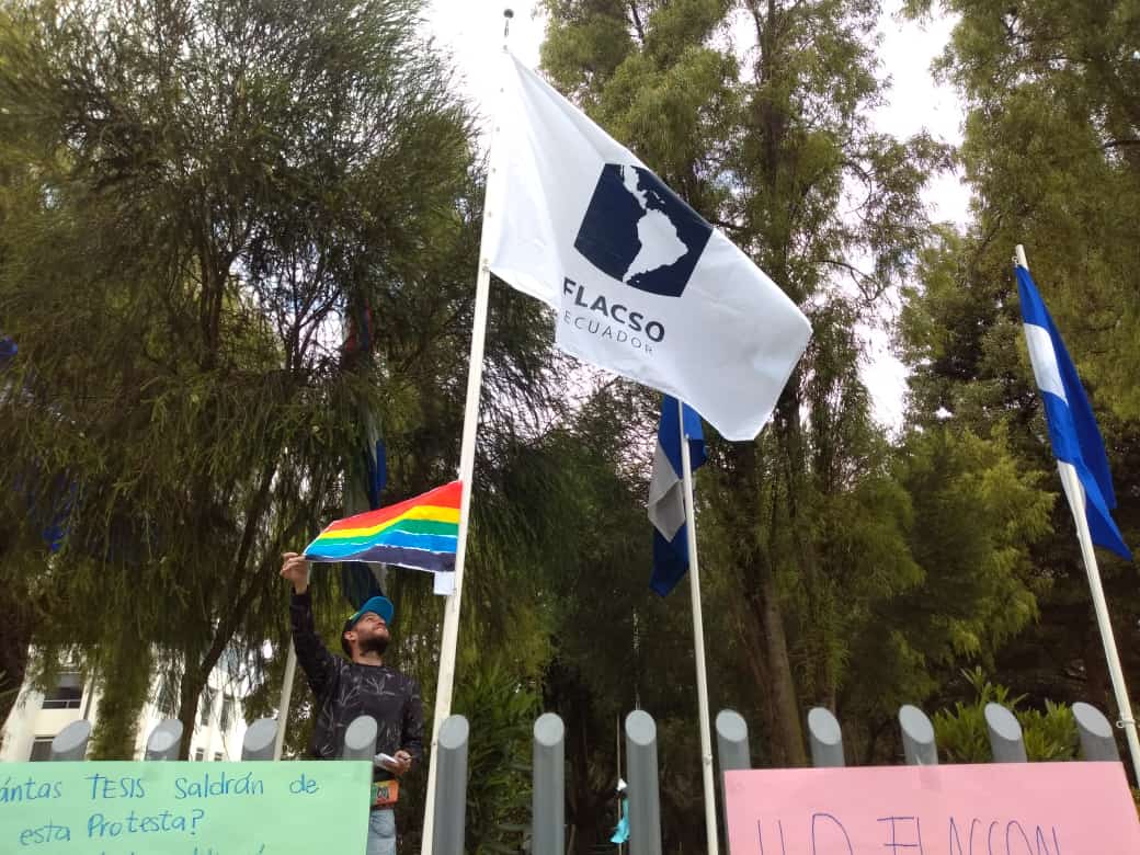 Comite_FLACSOec's tweet photo. Nos tomamos el espacio público de manera pacífica para recordar a los manifestantes asesinados durante las jornadas de #octubre19 y el #ParoNacionalEC de #Junio22.
Por los derechos humanos de las y los ecuatorianos, seguiremos pidiendo #queFLACSOabralapuerta  #quelauabralapuerta. https://t.co/vLFmNGzbZf