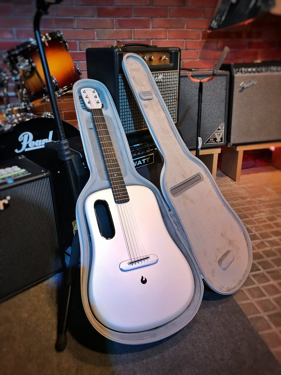 ¿Os imagináis una guitarra acústica fabricada solo para “raritos”, (como nosotros), y que sin enchufarla podáis añadirle un Delay, y que suene como salido de la nada?… pues esta maravilla lo hace!