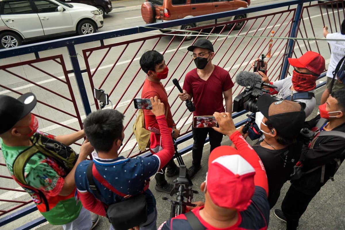 rapplerdotcom's tweet photo. PAANO MAGTRABAHO ANG MGA PRO-MARCOS VLOGGERS? 

Sinundan namin sila para makita kung paano sila kumakalap at nagpapakalat ng impormasyon.

Nakita naming pinagkakakitaan nila ang maling impormasyong pumapalibot sa mga Marcos at ang YouTube, kulang ang ginagawa para mapigilan sila. https://t.co/pqEwo4kJQd