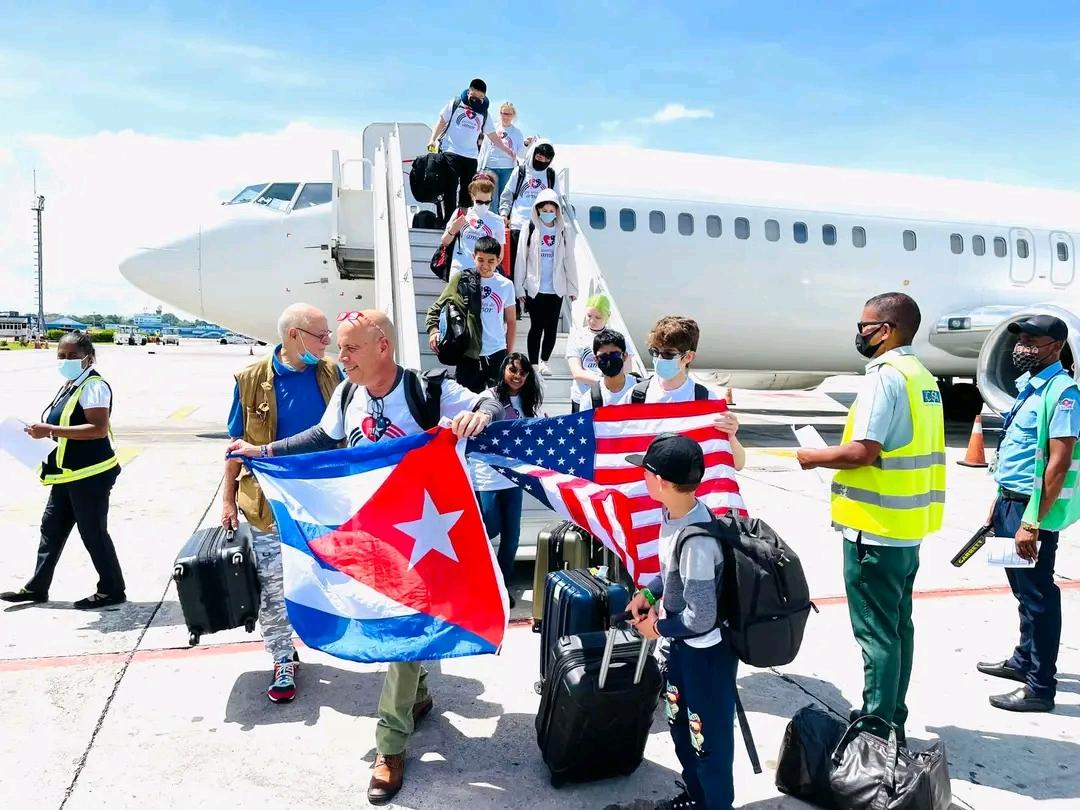 ElNecio_Cuba's tweet photo. Llegaron a Cuba los estudiantes norteamericanos con la guía de su profesor: Carlos Lazo. Muchos vienen con ganas de conocer esta tierra hermosa por primera vez. Recibirán el cariño de este pueblo 🇨🇺 Son tiempos de AMOR, de ENTENDIMIENTO y de SOLIDARIDAD
#PuentesDeAmor https://t.co/Oh7jnh0QBL