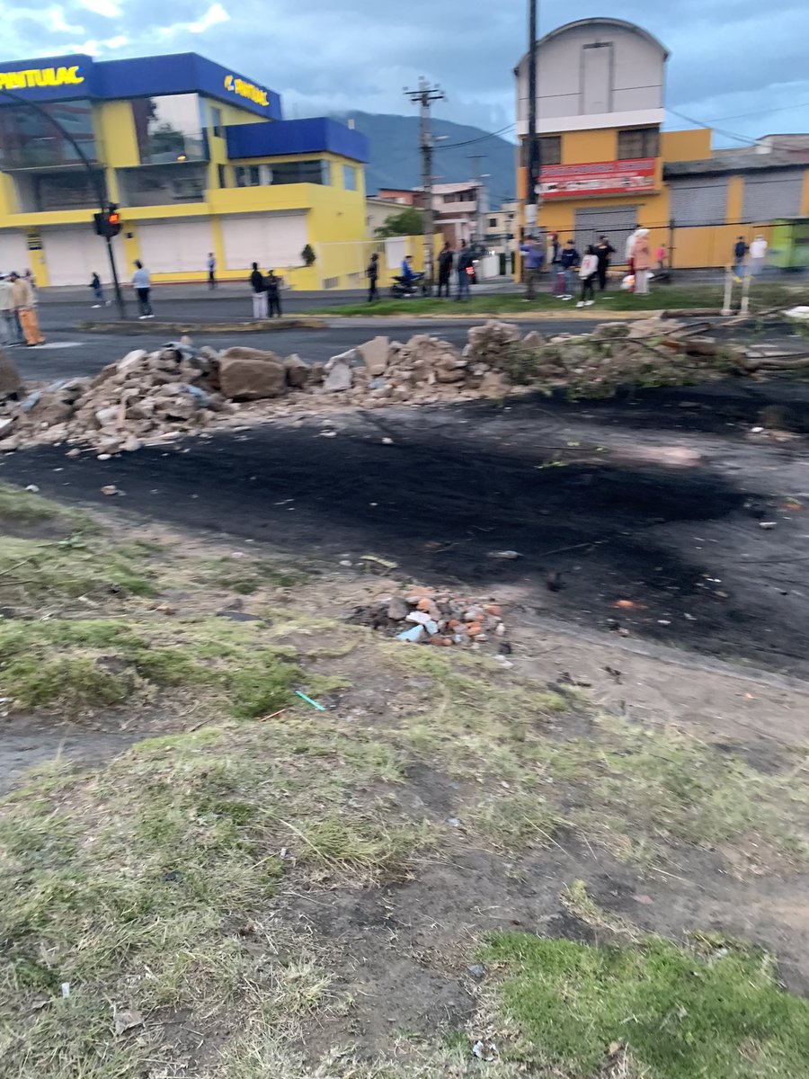 juank1708's tweet photo. #ParoNacionalEc2022  
@PoliciaEcuador  
@teleamazonasec  
@ecuavisa 
Barrio de Carcelen tomando por aprovechadores de la situación del país en su mayoría extranjeros, están amedrentando a los vehículos y motos que circulan por el lugar https://t.co/wkzb6PZn2z