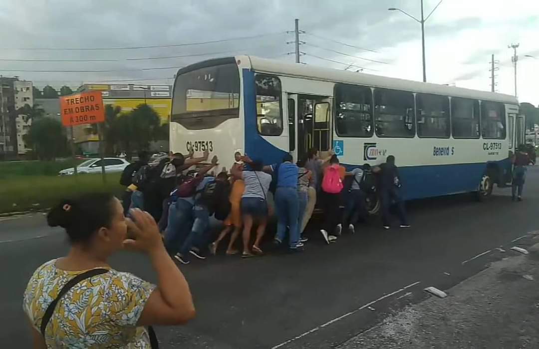 thaislops__'s tweet photo. Hj posso afirmar: o pobre nao tem 1 dia de paz nesse crl@%^#* https://t.co/NAwrHNsHjE