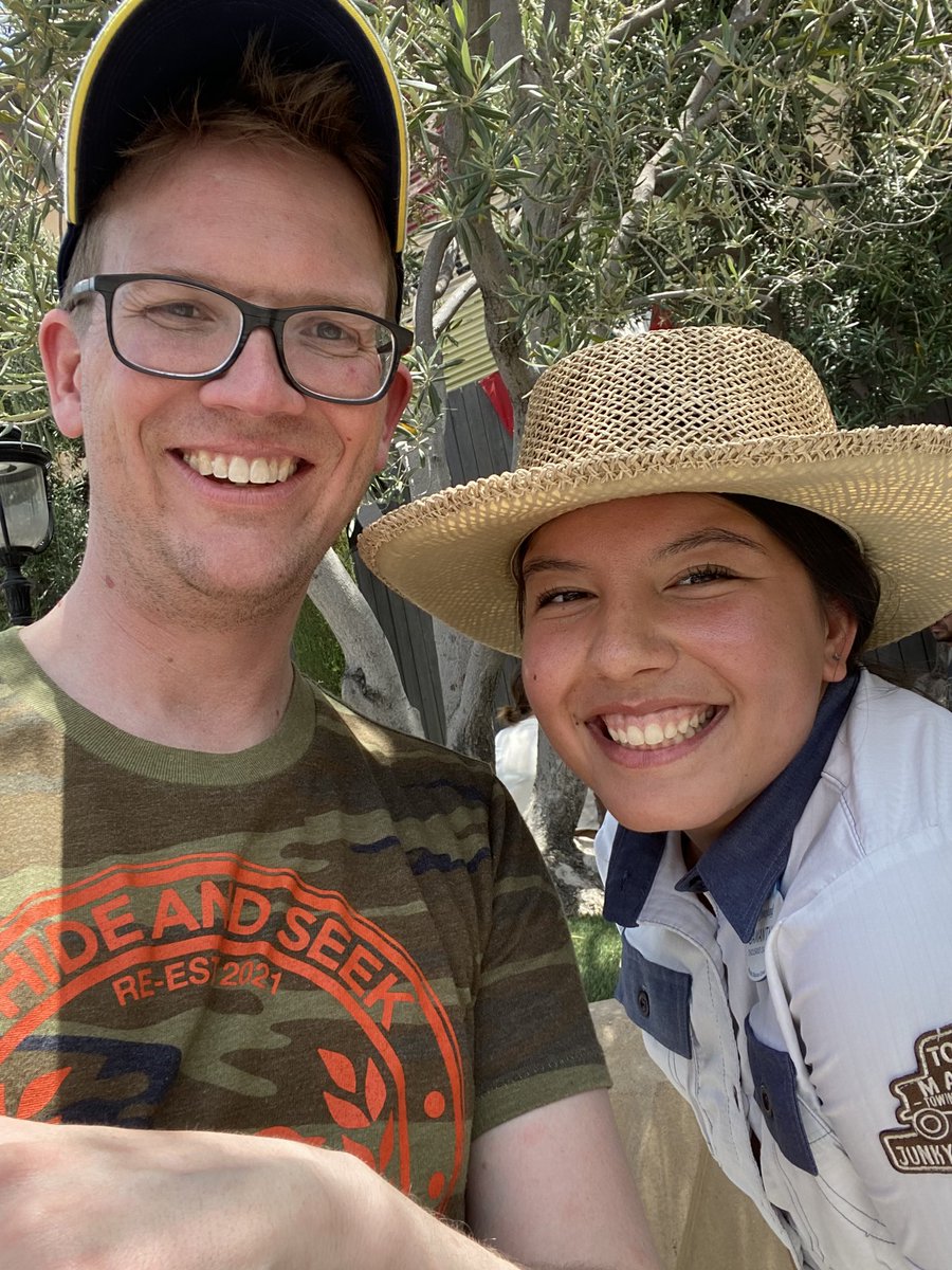 I don’t think Disney cast members can ask for selfies so I always just ask if I can take a selfie with them and post it to my Twitter so they can have it. I hope this finds them!!