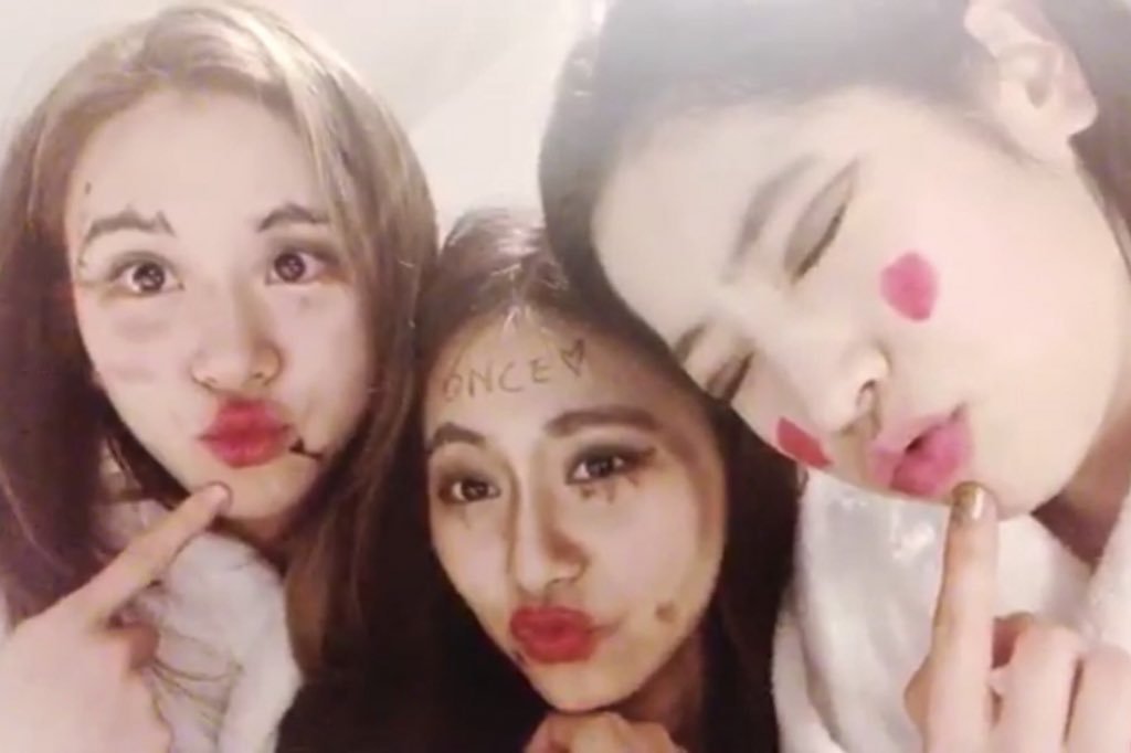 dahyun_choco's tweet photo. TWICE'S school meal club 

#TWICE #DAHYUN #CHAEYOUNG #TZUYU https://t.co/ClX88cai34