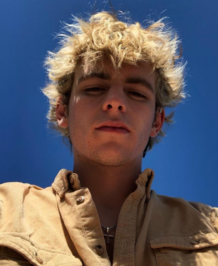 thinksross's tweet photo. ROSS LYNCH  . https://t.co/mNXgVqHtHn