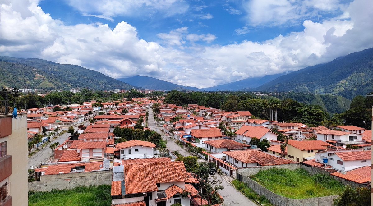 FedericoYanez's tweet photo. Hoy el azúl se apoderó de nuestro cielo. Así fue visto desde Mérida, capital de Los Andes venezolanos.
Reconoces los lugares ? 
Mérida - Venezuela
Fotos: @FedericoYanez https://t.co/PAtt2HohTQ