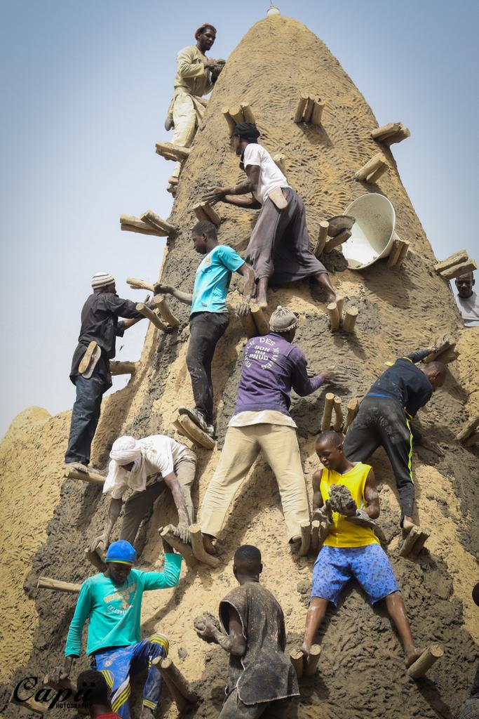 CapiiHameye's tweet photo. À Tombouctou, le crépissage de la mosquée se tient tous les ans à l'annonce de la saison pluvieuse.
Vieux et jeunes, femmes et hommes s'y donnent rendez-vous et chacun a son travail à lui.
.
.
#MosquéeDjingareyber
#Crépissage2022
#HéritageTimbuktu
#patrimoineculturel https://t.co/D6gakcAspi