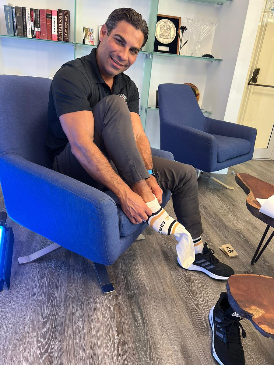 #Jeeves expanding in Canada’s Number 1 Tech Hub. <a href="/MiamiMayor/">Mayor Francis Suarez</a> is already rocking our socks, how about yourself <a href="/JohnTory/">John Tory</a>? #toronto #FundTheNorth <a href="/thazhmon/">Dileep Thazhmon</a> <a href="/matt_haf/">Matthieu Hafemeister</a> <a href="/CollisionHQ/">Collision Conf</a> <a href="/petezin/">Rosa Jiménez Cano 💙</a> <a href="/criscyborg/">CrisCy₿org.Com</a>