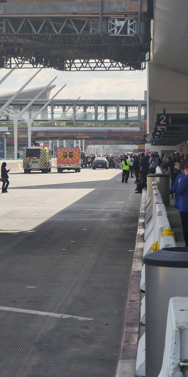 manrajsingh's tweet photo. LAX terminal 3 closed because of a suspicious vehicle. https://t.co/5HpIbCSiuX