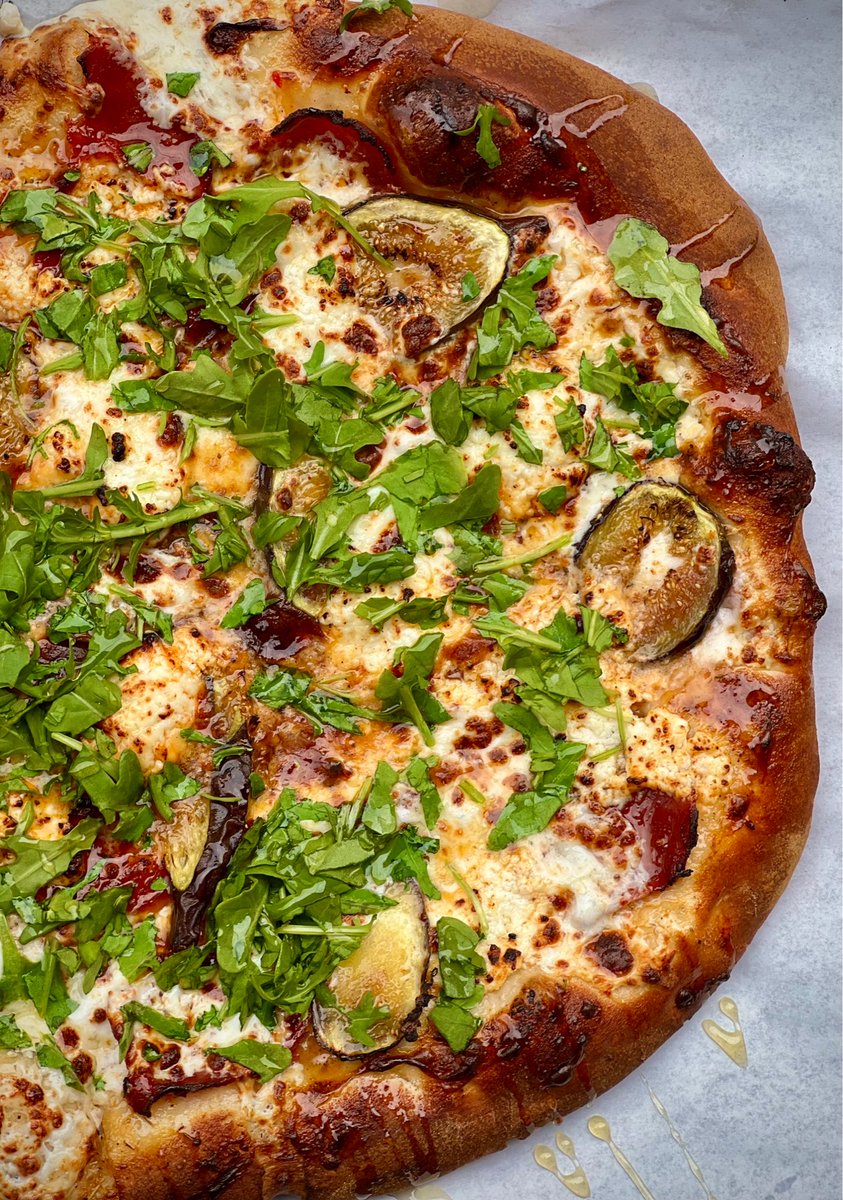 DevilsClubBeer's tweet photo. 🍕Pizza Nite!!🌙 
This is our Bridgestone five star review of delicious pizzas!
.
//🇸🇪Noma 🇸🇪/ Calabrian chili cream sauce, mozzarella, goat cheese, capciola, fresh figs,
and arugula with a honey drizzle//

#pizza #michelinrestaurant #fig #wednesdaymeanspizza #thebestchef https://t.co/zoJpTByJii