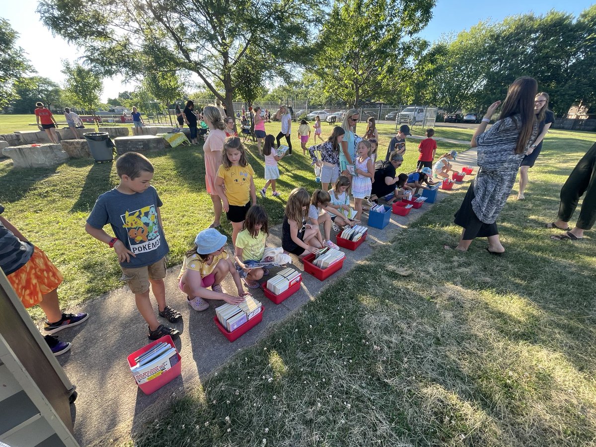 d61reyes's tweet photo. Thanks to our helpers @d61bode @d61porter @d61lindflott for helping tonight! Lots of great FREE books selected tonight after the read alouds! #lacereadstogether @D61Lace https://t.co/rZI8w99Fal