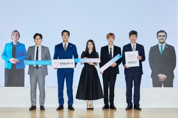 irene_global's tweet photo. Irene in a signing ceremony between the Korean Committee for UNICEF and SM to support music education for underprivileged children in Asia 💗

#IRENE says “I hope to make a happy world together for more children through the SMile for U Campaign”

#아이린 #RedVelvet @RVsmtown https://t.co/b02jgUNnqq