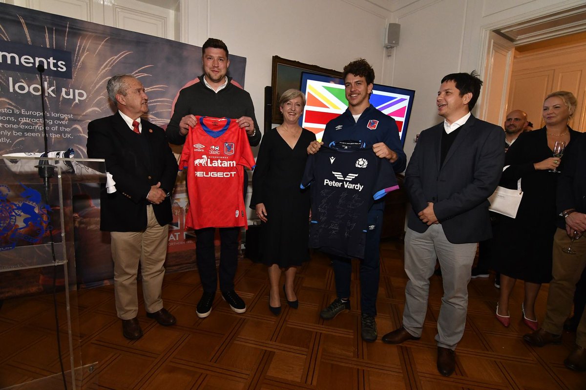 UKinChile's tweet photo. 🏳️‍🌈🏴󠁧󠁢󠁳󠁣󠁴󠁿 En Escocia, el mundo del rugby está comprometido con la inclusión y la diversidad. Genial conocer hoy al equipo escocés @Scotlandteam cuando comenzamos la celebración de nuestra semna #PrideCL. ¡Suerte en el partido del sábado!! 

#MesDelOrgullo https://t.co/e5PxKoiJm4