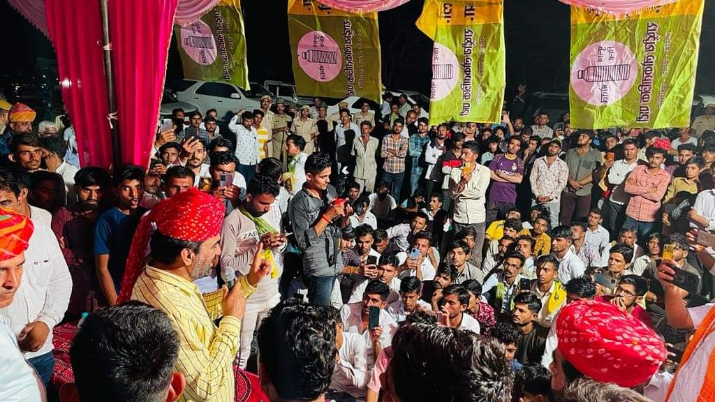 hanumanbeniwal's tweet photo. TOD के खिलाफ 27 जून को जोधपुर में RLP की प्रस्तावित विशाल आम सभा को लेकर देर रात #जैसलमेर जिले के फलसूण्ड में जन संपर्क कार्यक्रम के छायाचित्र ! https://t.co/ESokHET4Cj