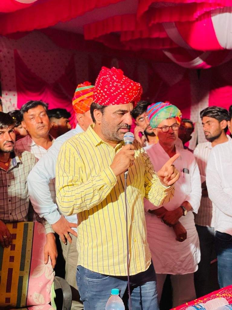 hanumanbeniwal's tweet photo. TOD के खिलाफ 27 जून को जोधपुर में RLP की प्रस्तावित विशाल आम सभा को लेकर देर रात #जैसलमेर जिले के फलसूण्ड में जन संपर्क कार्यक्रम के छायाचित्र ! https://t.co/ESokHET4Cj