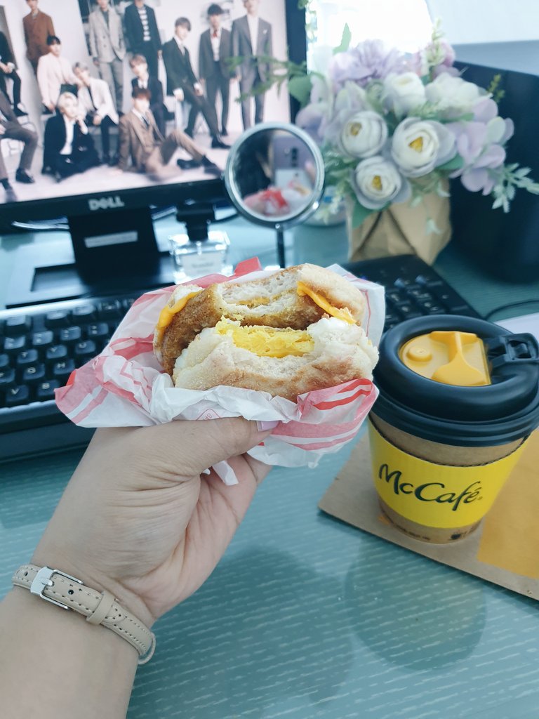 FOOD_FESS's tweet photo. Guis apa menu fav kalian kalau sarapan di mxd? Kalau sender chicken mcmuffin with egg 👍 https://t.co/2pjMI271Ik
