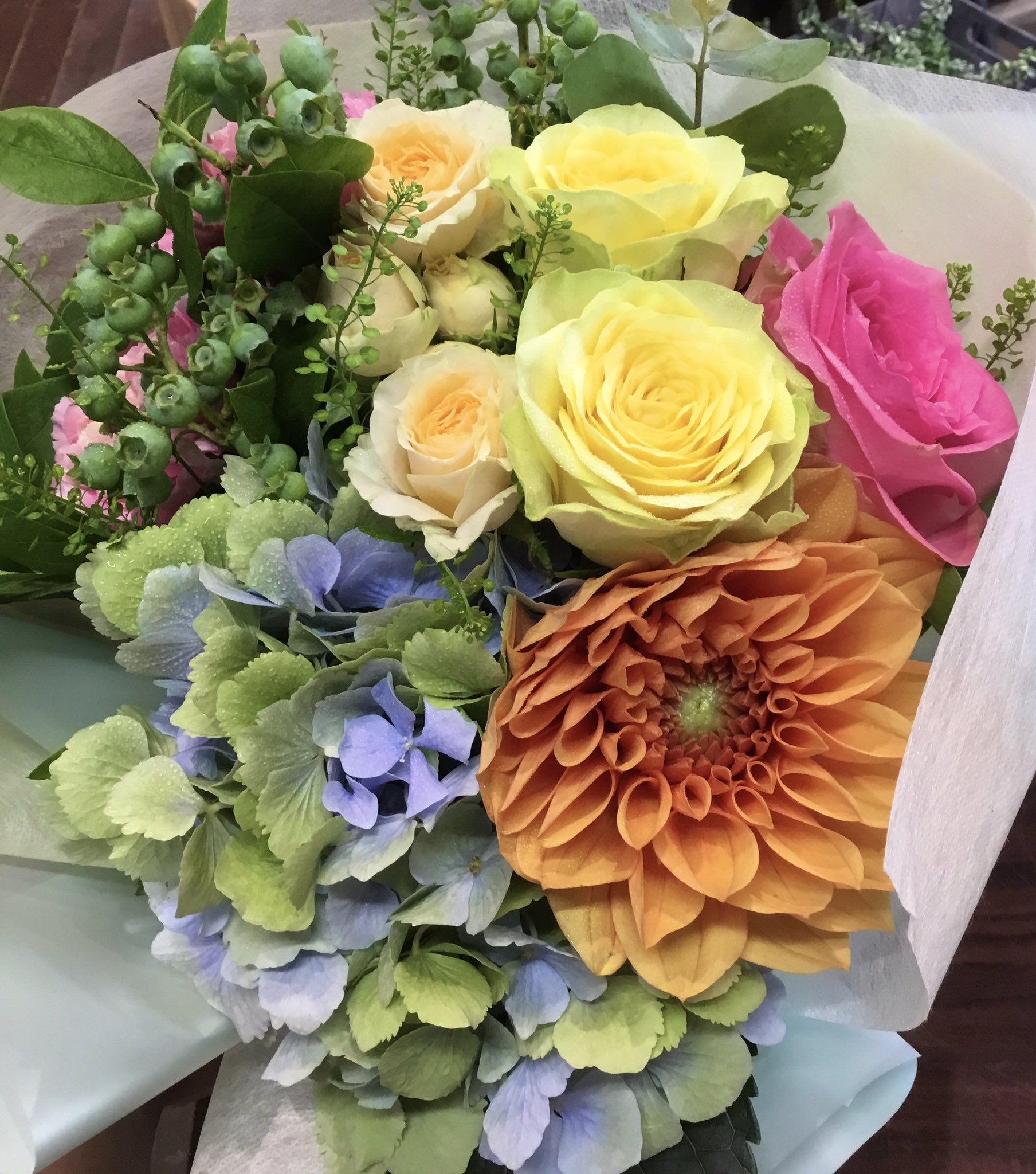 フラワーパーク花北店 ご結婚のお祝いのプレゼントのブーケです 水色のアジサイを入れて優しい色合いでお作りしました 喜んでいただけたら嬉しいです 花束 ブーケ 結婚 お祝い プレゼント 水色 黄色 ピンク アジサイ バラ 姫路 花北 花屋