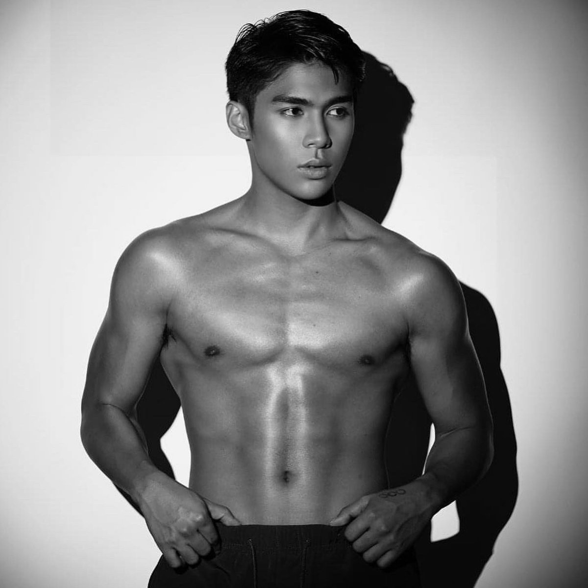 ComalingMV's tweet photo. "Life isn’t about finding yourself. Life is about creating yourself.”

– George Bernard Shaw.

Photography
@ahleks4u 

Styling &amp; Art Direction 
@beautyqueenexpert 

Grooming 
@theklengtotanes 

#miph2022 https://t.co/NgzzCIp2sr