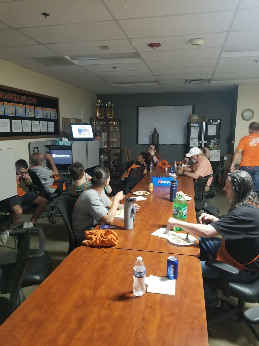 Brianmac1974's tweet photo. Food and late night same page ! 
#backtobasics
#mightymifflinfreight 
@Millaya 
@RyanDarazio4115 
@WMHomeDepot https://t.co/jeLz2utRuW