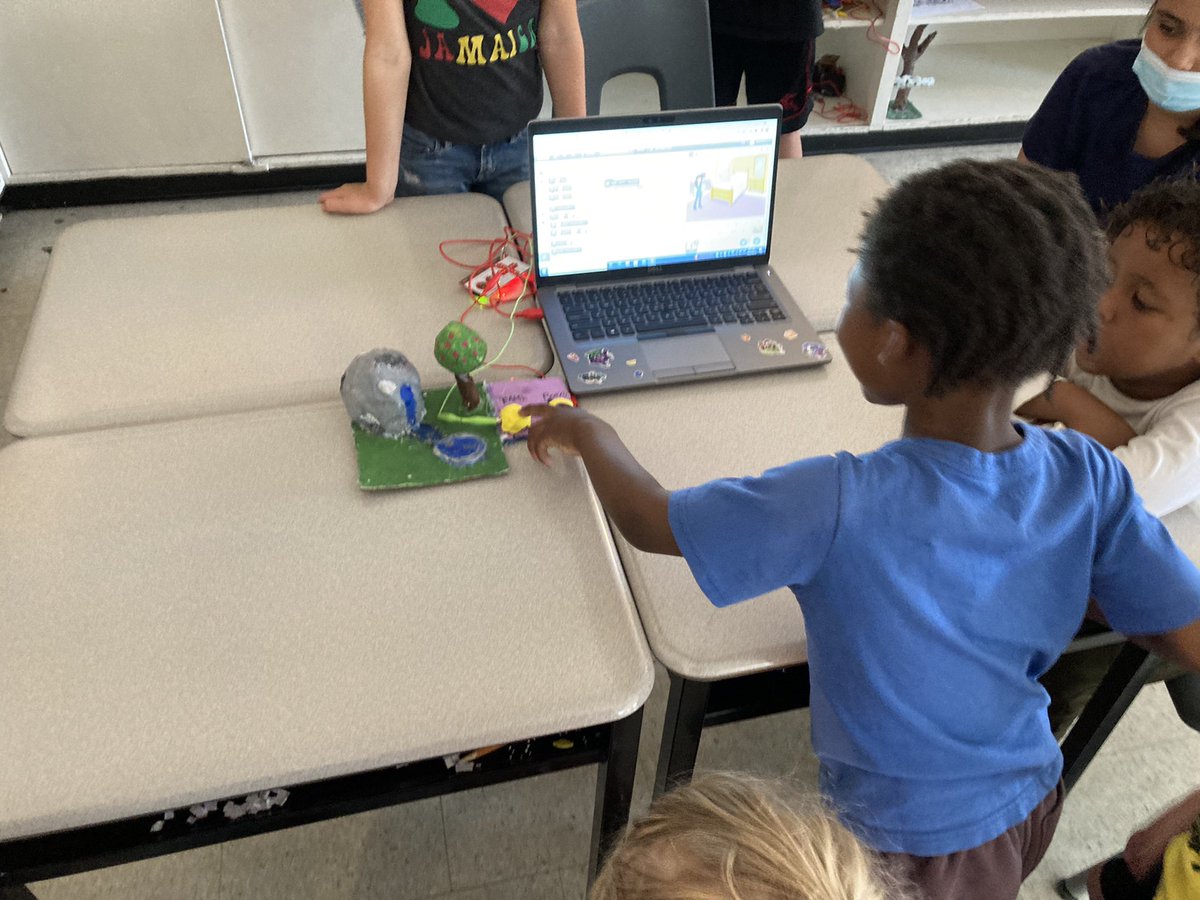 Ss hosted Day 1 of their digital museum today to share their #designthinking with others. #leadership #agency <a href="/JamesMordenDSBN/">James Morden Public School</a> <a href="/makeymakey/">Makey Makey</a> <a href="/scratch/">Scratch Team</a> <a href="/MaunderArt/">Jim Maunder</a>