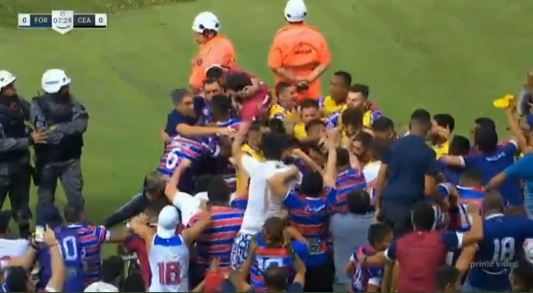 ThiagoValerio85's tweet image. Vojvoda comemorando o gol junto com os atletas é de arrepiar @FortalezaEC ! Raça! 👊🏼🦁🇫🇷