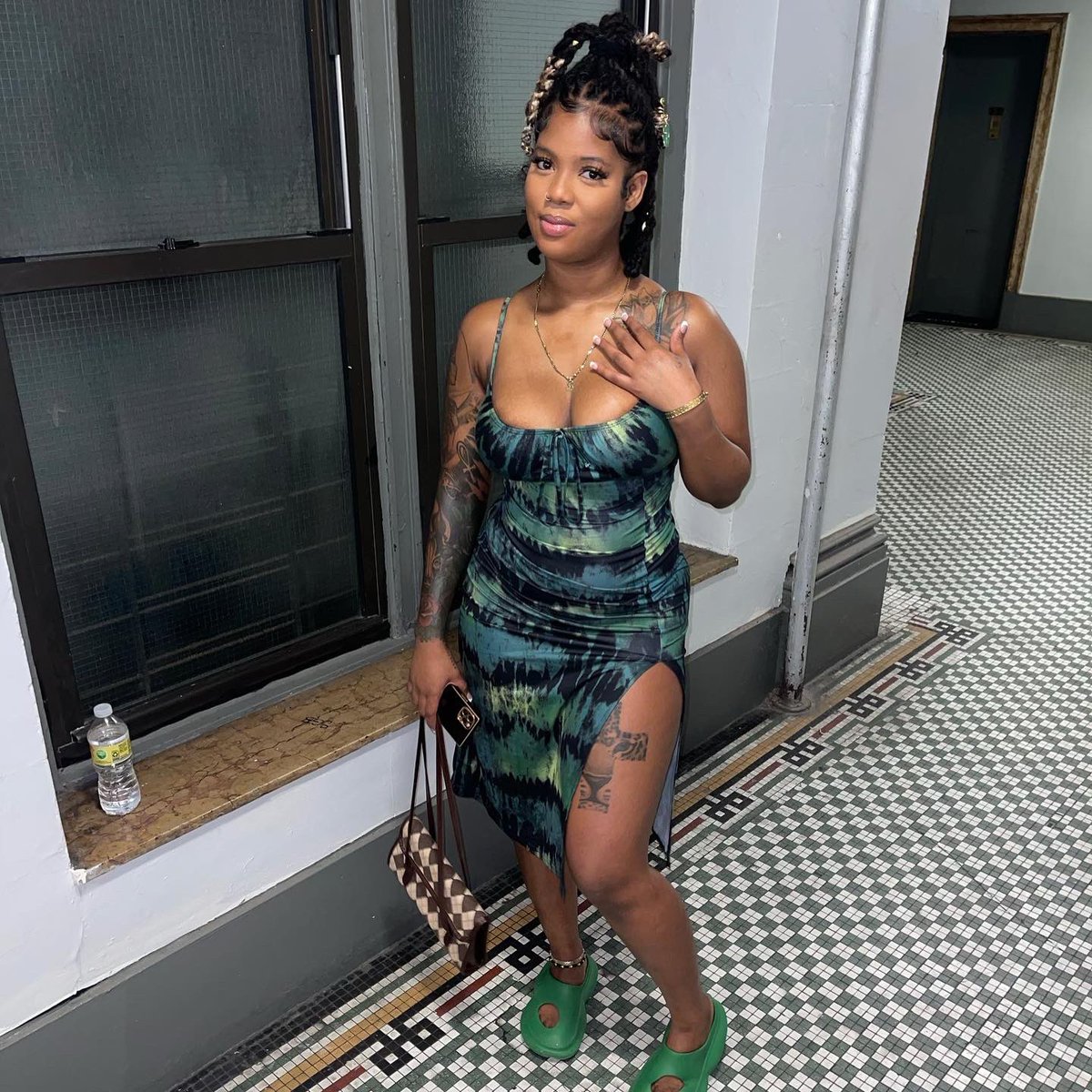 Imakeyougasp's tweet photo. My pretty face distracts you from how big my head is 🫣🤣 #locgirl #tattedgirl https://t.co/BjXcEef5hh