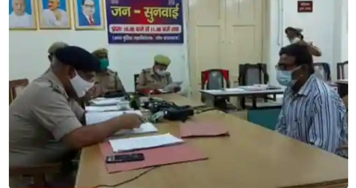 chitrakoot24's tweet photo. साहब मुझे मेरी बीवी से बचाओजन सुनवाई के दौरान प्रयागराज पुलिस के पास पहुंचा पीड़ित पति का मामला https://t.co/f40550AdGf https://t.co/37NXKnIFji