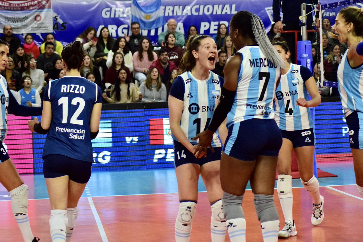 Voley_FeVA's tweet photo. ¡¡Victoria de Las Panteras en Santa Fe!!🔥🔥

Argentina 🇦🇷3-0🇵🇪 Perú (25-15, 28-26, 25-19)

Hermoso marco en el estadio de Unión para abrir la gira amistosa 🙌🏼

✅ Este jueves 21hs nos vemos en Sunchales.

#VamosArgentina #VamosPanteras 💙 https://t.co/4IO6RFZS2s