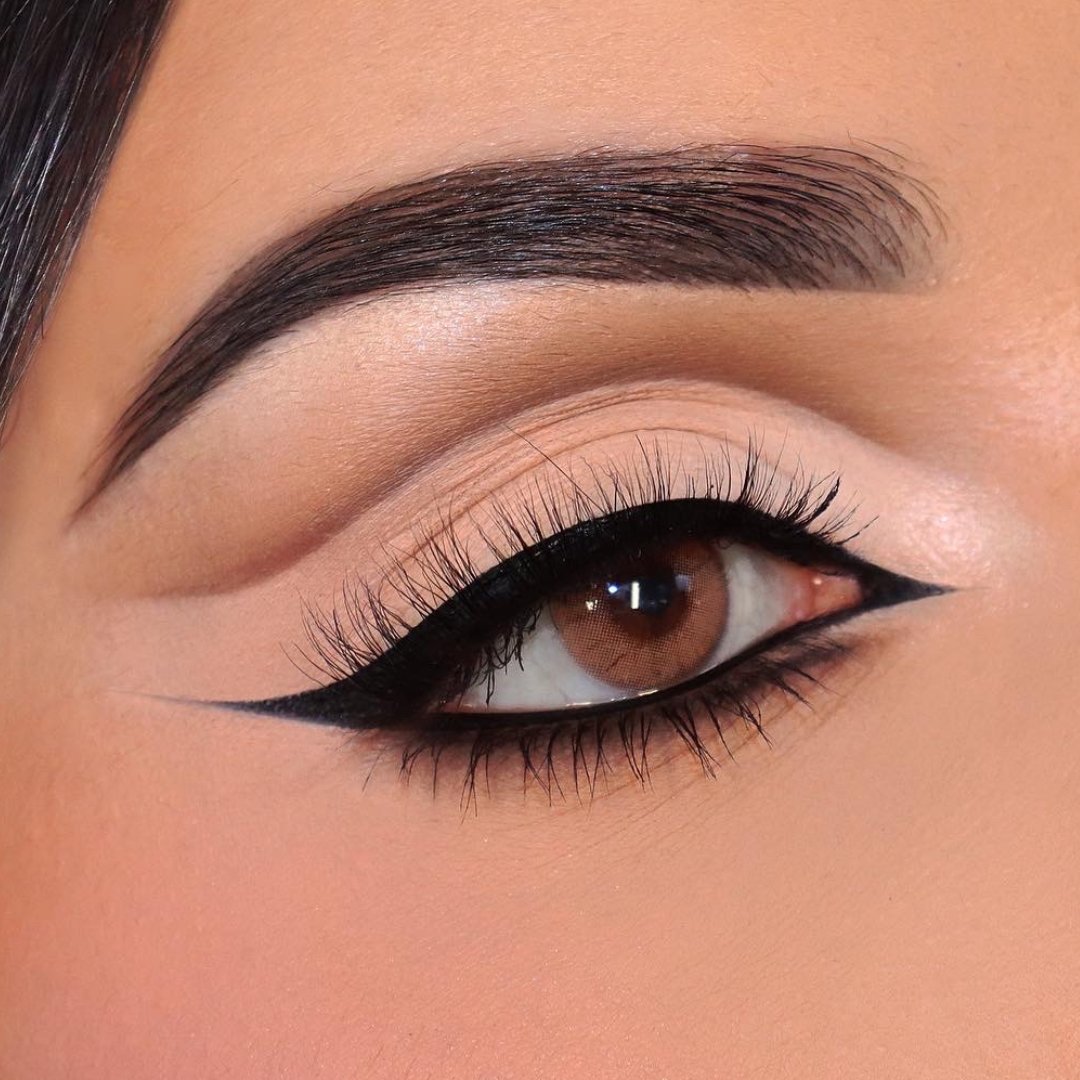 dimplecolor's tweet photo. The sharpest wing liner you have ever seen 😍

Neutral smokey eye by @mteeken_makeup with our Mellow Honey lenses 🍯✨

#honeyeyes https://t.co/vFOeACQPOk