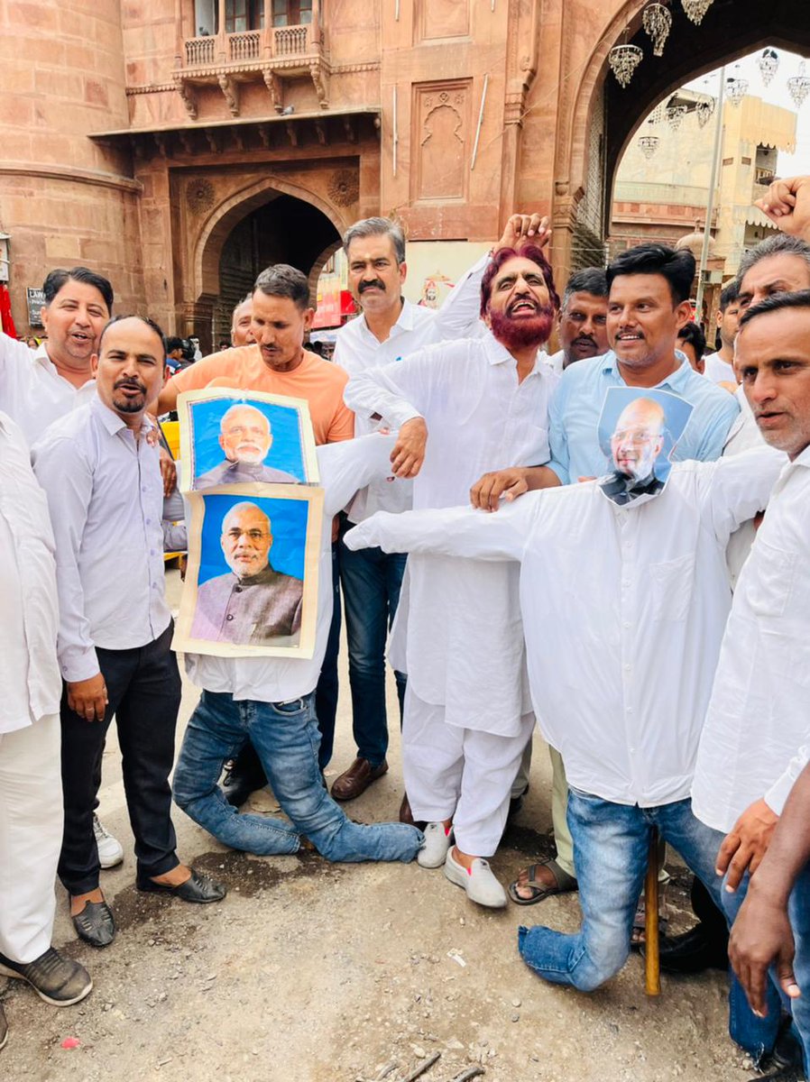abdullodra's tweet photo. #अग्निपथ_योजना_वापस_लो #Bikaner #बीकानेर #B_BLOCK #Congress
Bikaner bi block president shriman Anand Singh soda GK netrutva mein virodh pradarshan Kiya Gaya tatha Modi aur Amit Shah sirf punji patiyon ki Jay bharane Lage Hain aur aam public se unko koi Lena Dena nahin hai https://t.co/HoKSc0z4BE