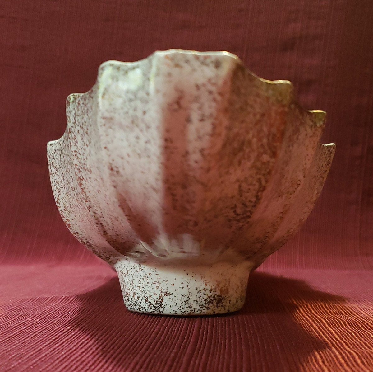 atticesoterica's tweet photo. Vintage California Original 764 Console/Mantle Oblong Ceramic Bowl With Scalloped Edge And Gold Tone Speck Paint, Display Bowl, Made In USA https://t.co/FAjrIn2rrA #Etsy #Collectibles #Curios #Antiques #AtticEsoterica #Vintage #BestOffer #ConsoleBowl https://t.co/nngNlOk8yP