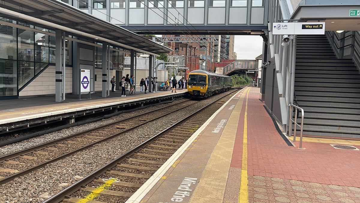 ElizabethLine's tweet image. A slightly odd sight as GWR have somehow salvaged the West Ealing to Greenford shuttle on strike day, albeit from an unusual platform.